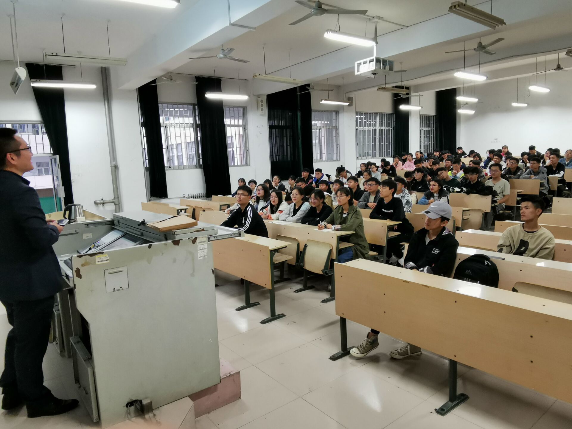 王炜超律师潍坊学院大学课堂法律讲座